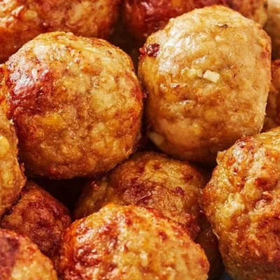 Albóndigas doradas de res y pollo hechas en air fryer